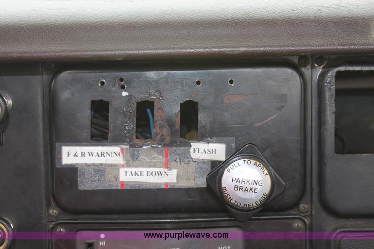 image for item D7670 1983 International S1824 flatbed truck