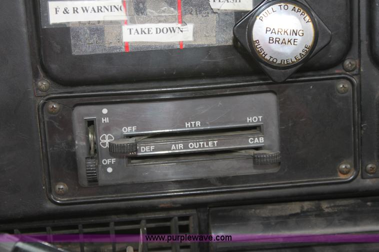 image for item D7670 1983 International S1824 flatbed truck