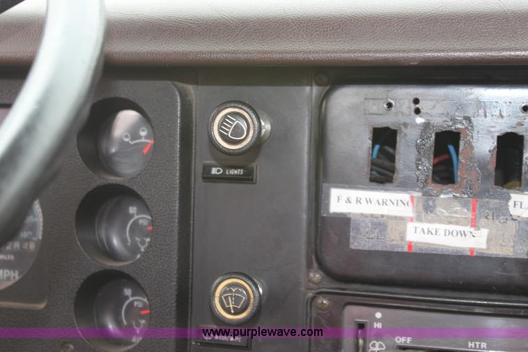 image for item D7670 1983 International S1824 flatbed truck