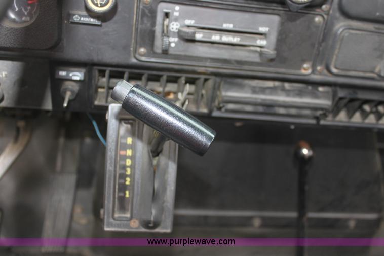 image for item D7670 1983 International S1824 flatbed truck