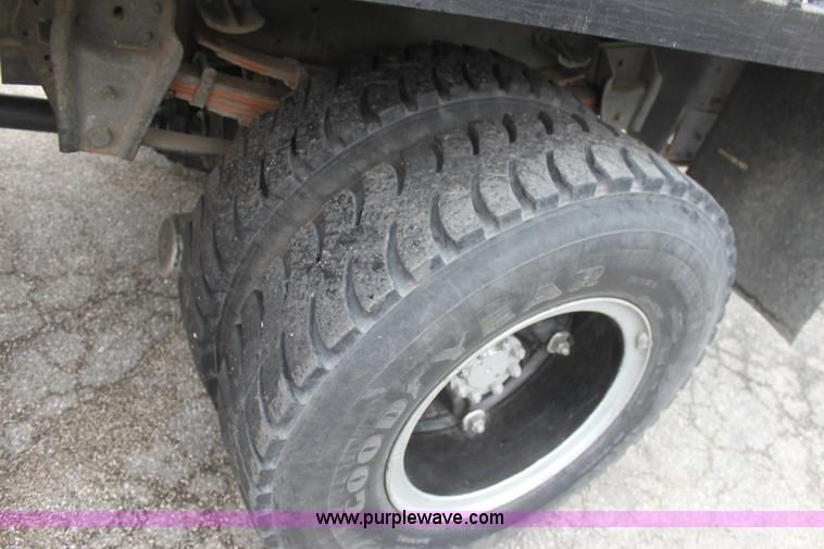 image for item D7670 1983 International S1824 flatbed truck