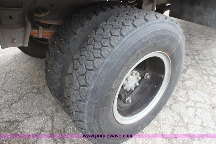 image for item D7670 1983 International S1824 flatbed truck