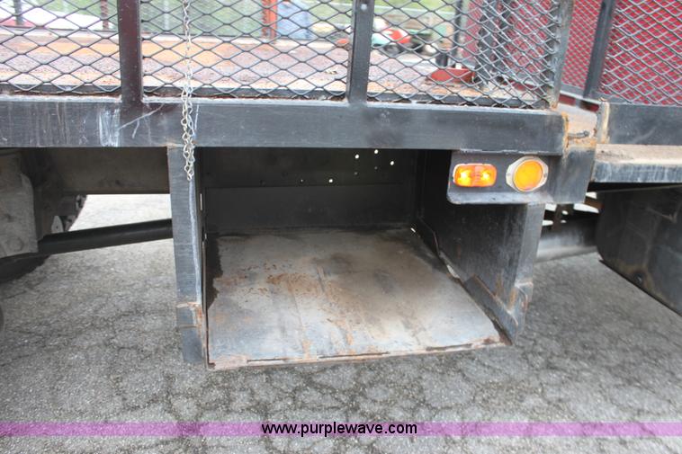 image for item D7670 1983 International S1824 flatbed truck