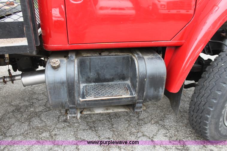 image for item D7670 1983 International S1824 flatbed truck