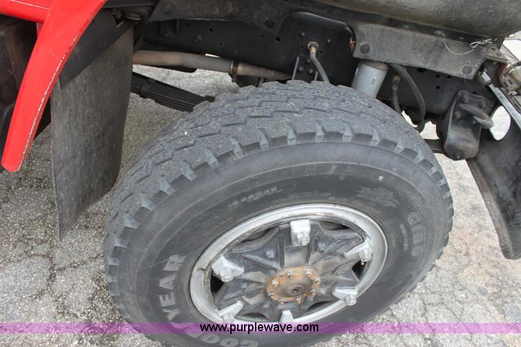 image for item D7670 1983 International S1824 flatbed truck