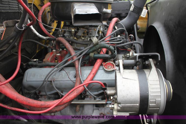 image for item D7670 1983 International S1824 flatbed truck