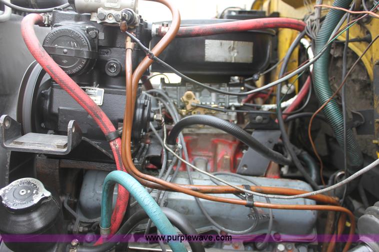 image for item D7670 1983 International S1824 flatbed truck