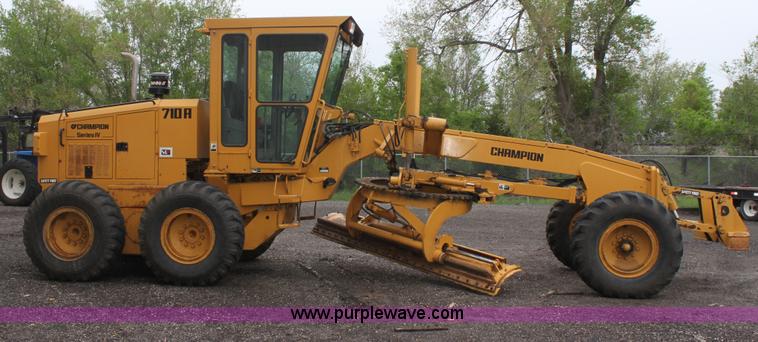 image for item D7672 1996 Champion 710A motor grader