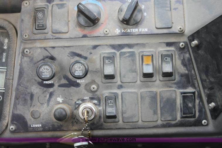 image for item D7672 1996 Champion 710A motor grader