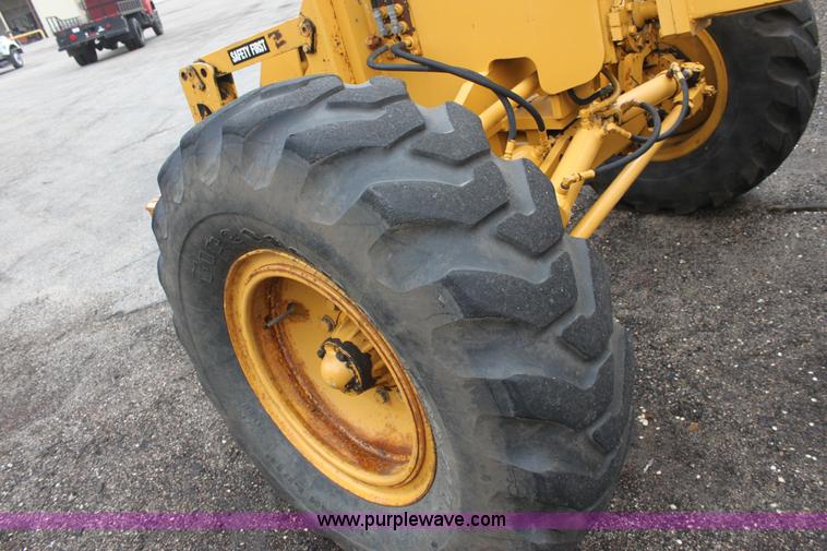 image for item D7672 1996 Champion 710A motor grader