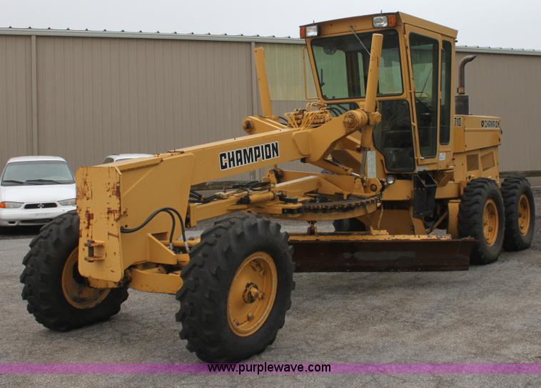 image for item D7673 1987 Champion 710 motor grader