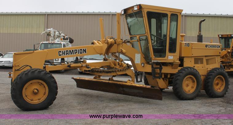 image for item D7673 1987 Champion 710 motor grader