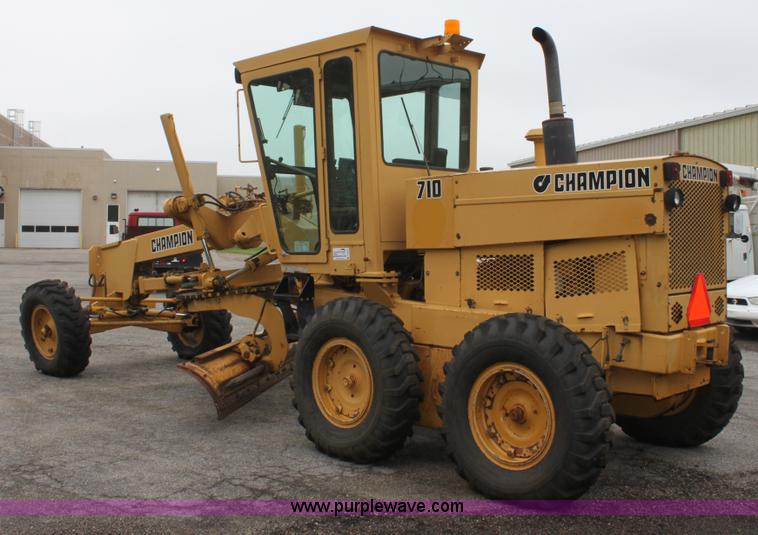 image for item D7673 1987 Champion 710 motor grader