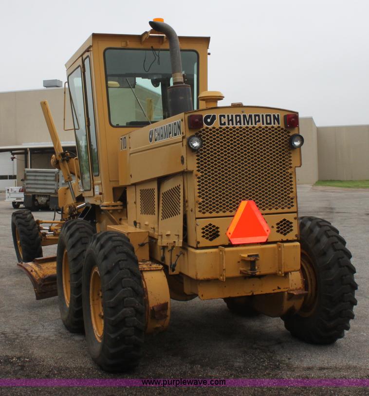 image for item D7673 1987 Champion 710 motor grader