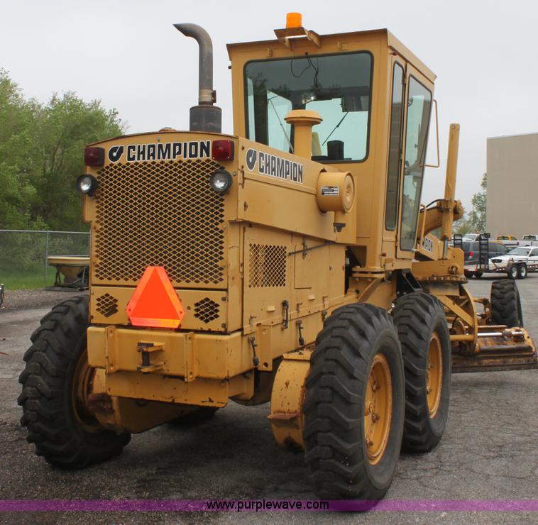 image for item D7673 1987 Champion 710 motor grader