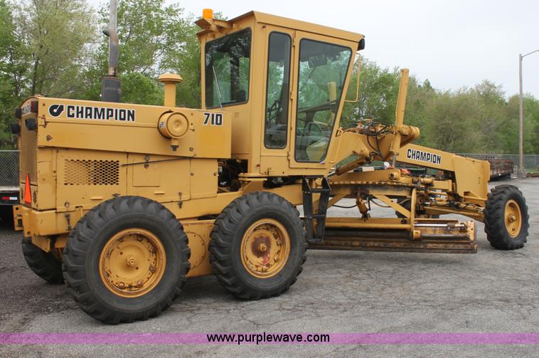 image for item D7673 1987 Champion 710 motor grader