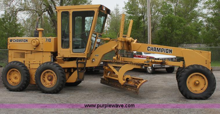 image for item D7673 1987 Champion 710 motor grader
