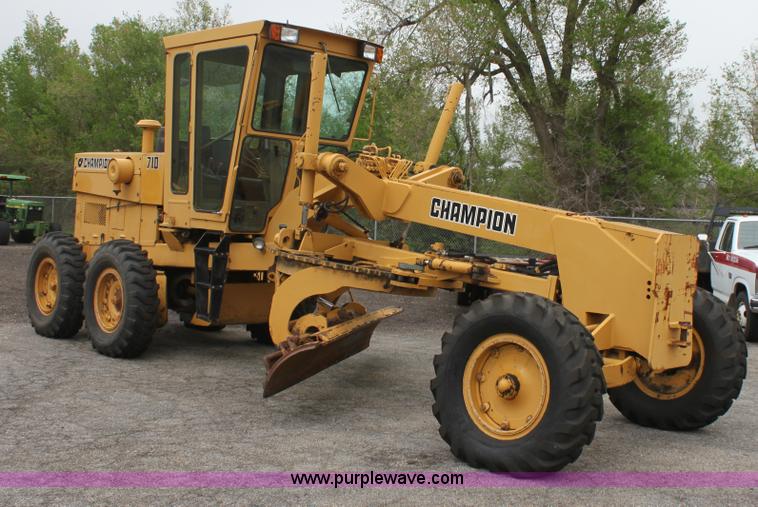 image for item D7673 1987 Champion 710 motor grader