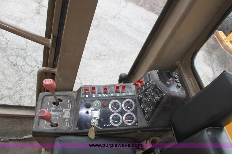 image for item D7673 1987 Champion 710 motor grader