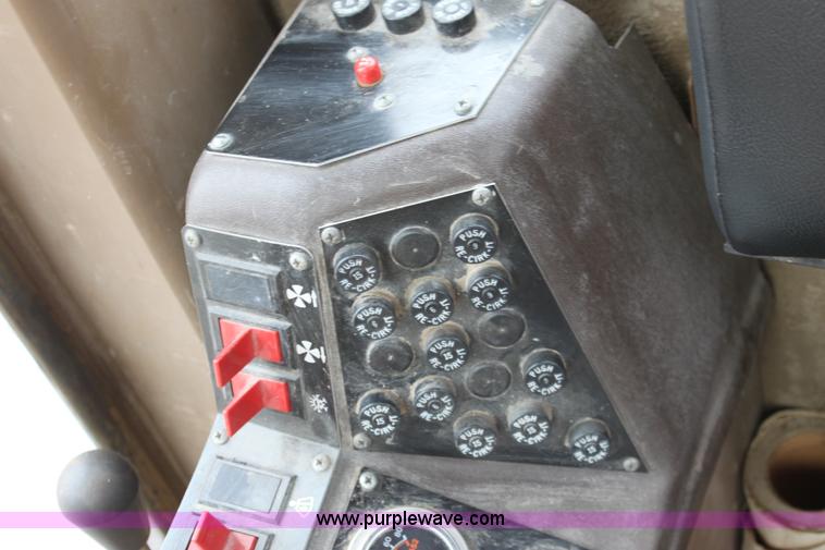 image for item D7673 1987 Champion 710 motor grader