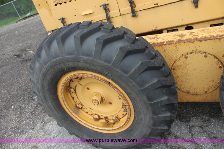 image for item D7673 1987 Champion 710 motor grader