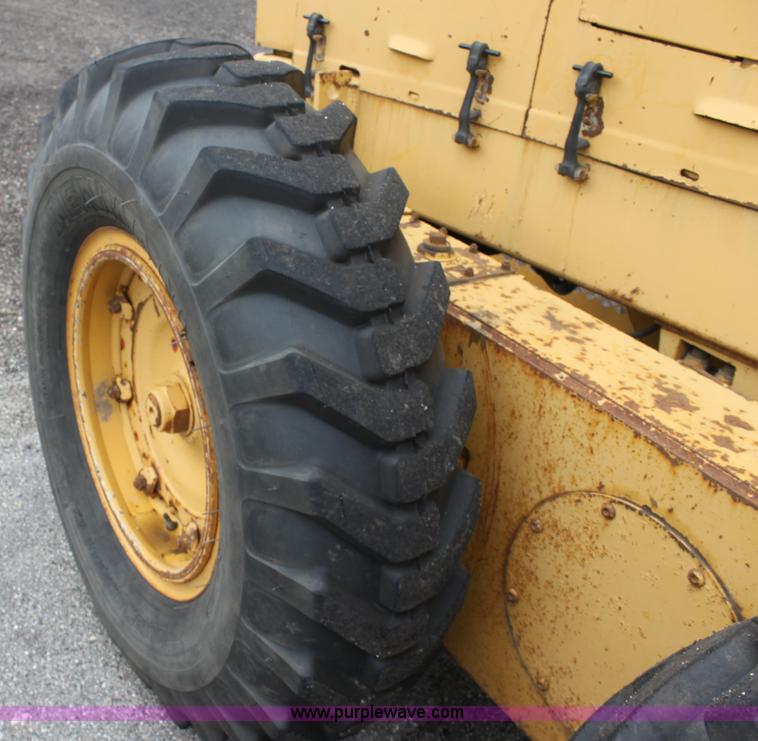 image for item D7673 1987 Champion 710 motor grader