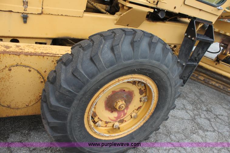 image for item D7673 1987 Champion 710 motor grader