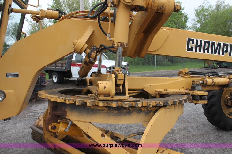 image for item D7673 1987 Champion 710 motor grader