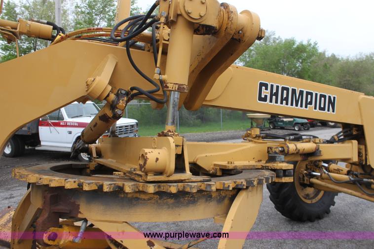 image for item D7673 1987 Champion 710 motor grader