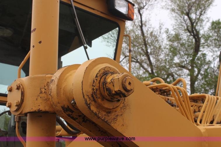 image for item D7673 1987 Champion 710 motor grader