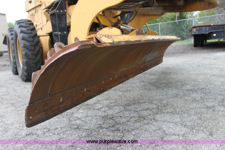 image for item D7673 1987 Champion 710 motor grader