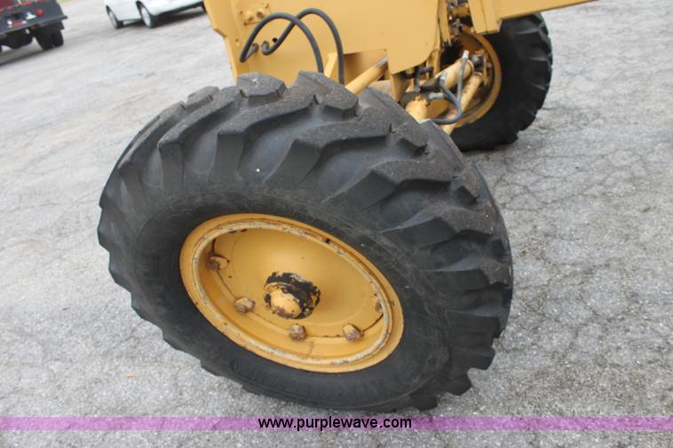image for item D7673 1987 Champion 710 motor grader