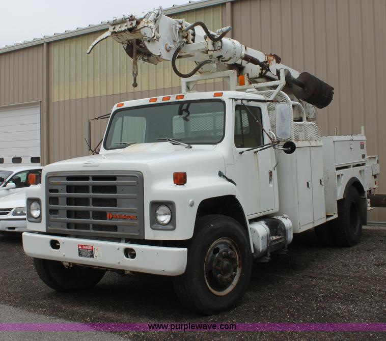 image for item D7675 1987 International 1954 derrick digger truck