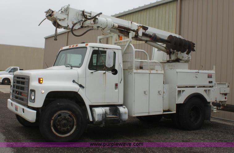 image for item D7675 1987 International 1954 derrick digger truck