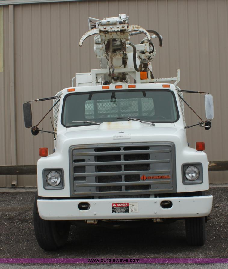 image for item D7675 1987 International 1954 derrick digger truck