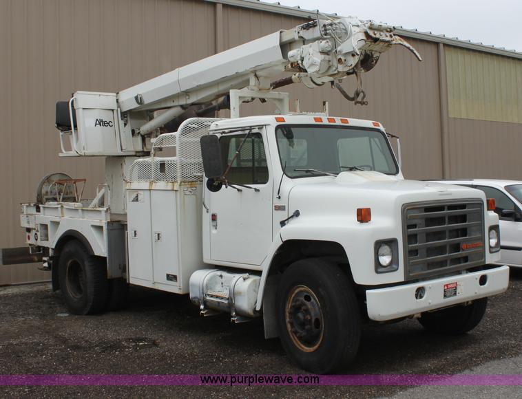 image for item D7675 1987 International 1954 derrick digger truck