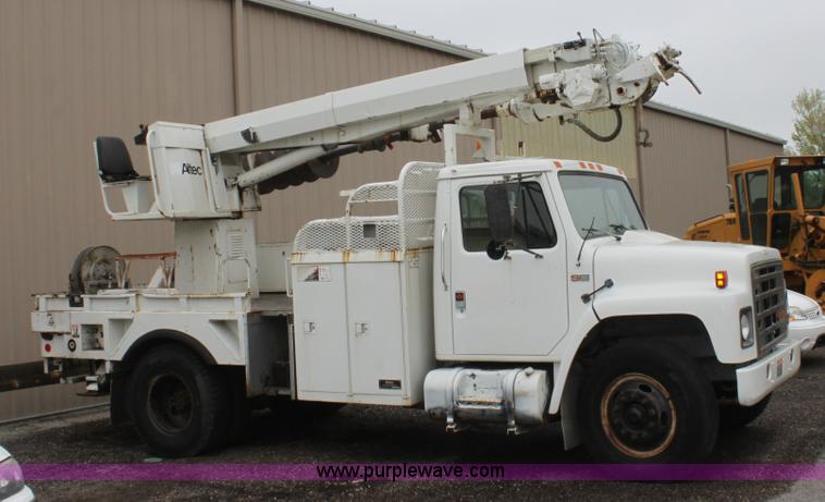 image for item D7675 1987 International 1954 derrick digger truck