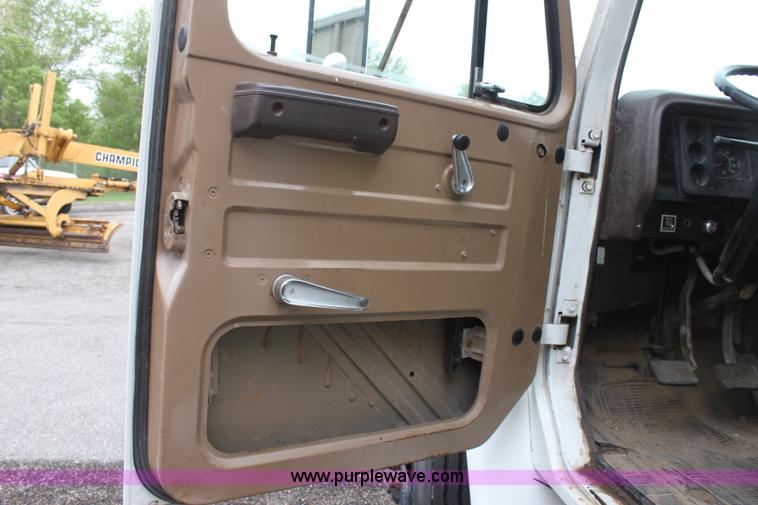 image for item D7675 1987 International 1954 derrick digger truck