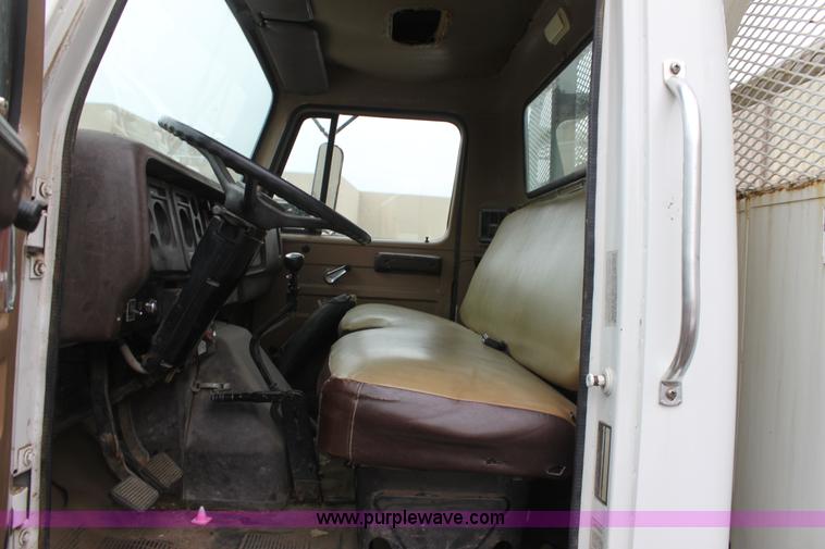 image for item D7675 1987 International 1954 derrick digger truck