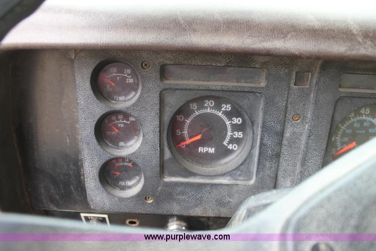 image for item D7675 1987 International 1954 derrick digger truck