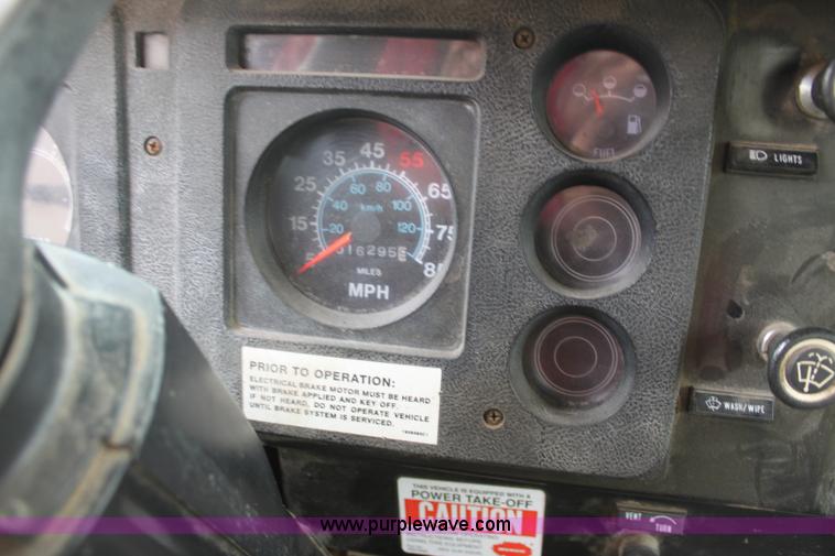 image for item D7675 1987 International 1954 derrick digger truck