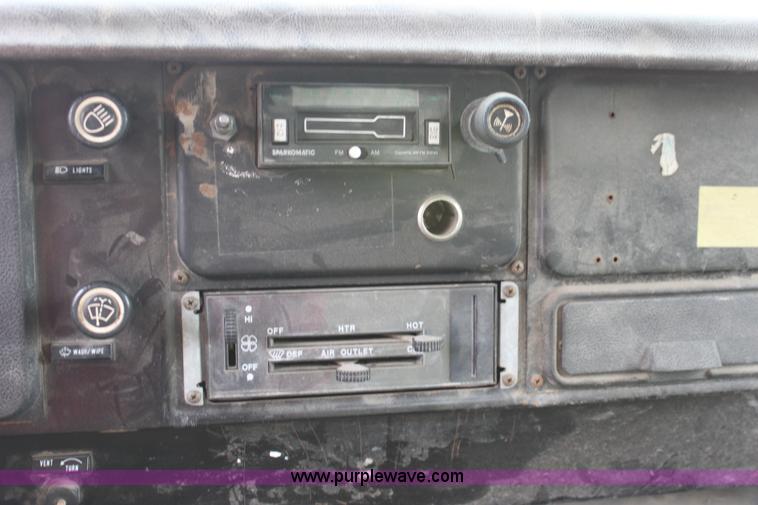 image for item D7675 1987 International 1954 derrick digger truck