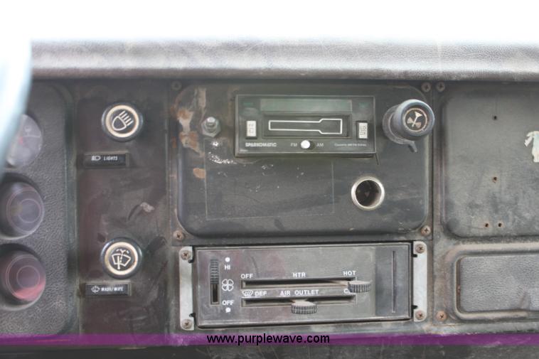 image for item D7675 1987 International 1954 derrick digger truck