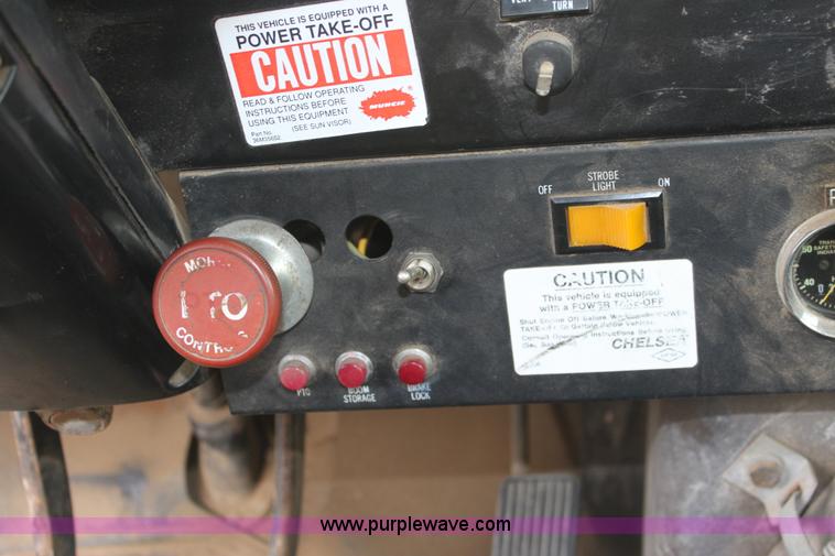 image for item D7675 1987 International 1954 derrick digger truck