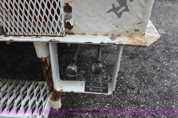 image for item D7675 1987 International 1954 derrick digger truck