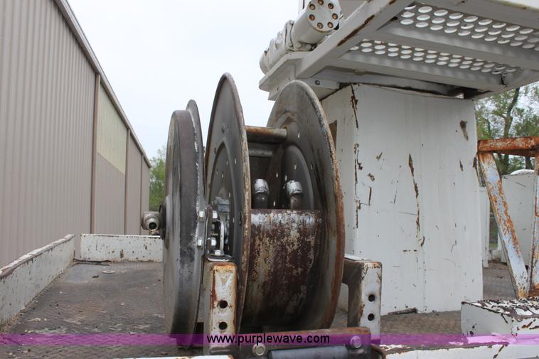 image for item D7675 1987 International 1954 derrick digger truck