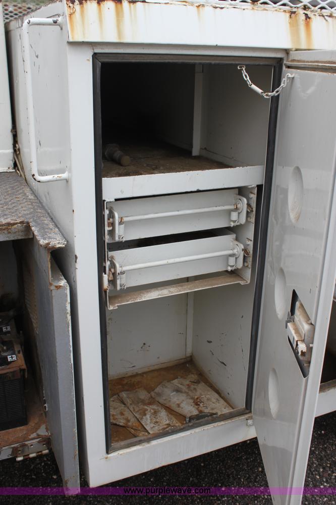 image for item D7675 1987 International 1954 derrick digger truck