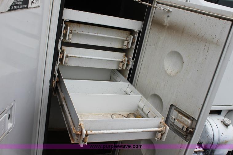 image for item D7675 1987 International 1954 derrick digger truck