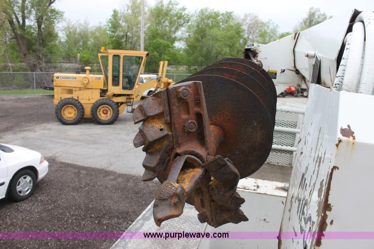 image for item D7675 1987 International 1954 derrick digger truck