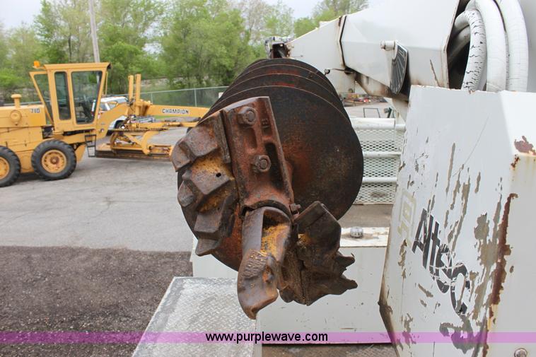 image for item D7675 1987 International 1954 derrick digger truck